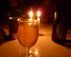 ビールグラスとキャンドル